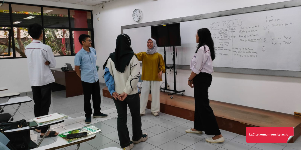Peserta kursus English Conversation Pusat Bahasa Telkom University sedang berlangsung