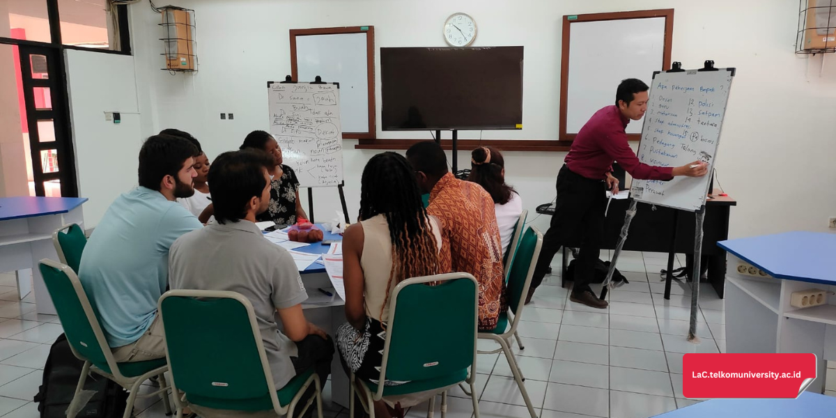 Suasana kelas kursus Bahasa Indonesia bagi Penutur Asing di Pusat Bahasa Telkom University