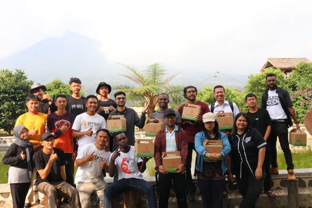 Foto bersama mahasiswa BIPA dengan para petugas di Eptilu