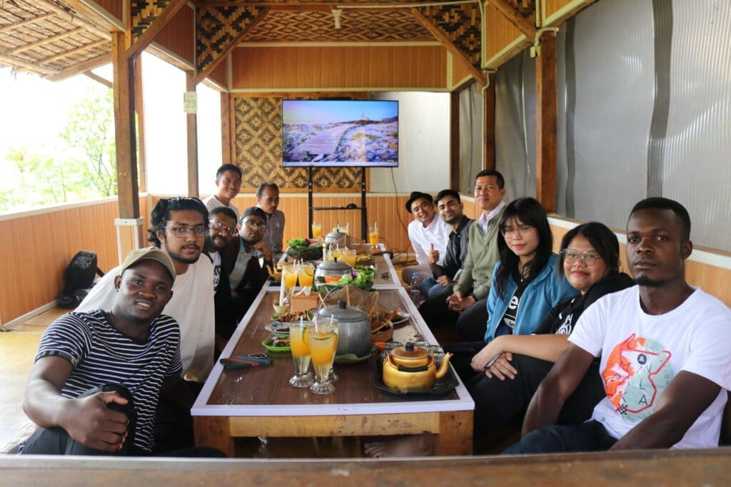 Mahasiswa BIPA makan siang dengan menu khas Sunda