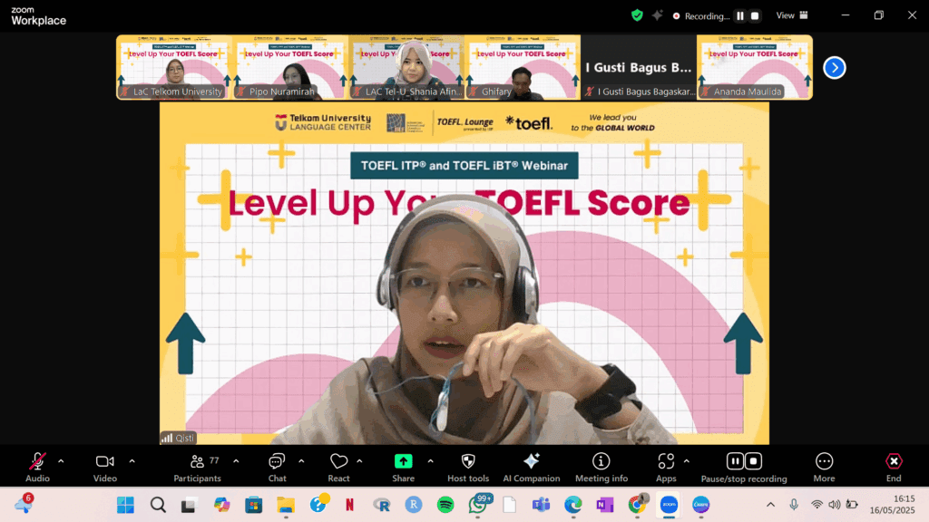Penyampaian materi tips dan strategi TOEFL ITP oleh instruktur LaC Ibu Qisti Triani