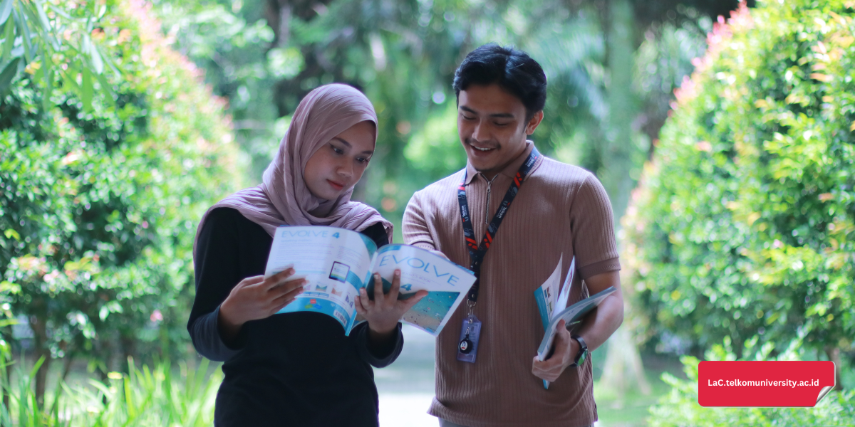Dua mahasiswa sedang belajar grammar dasar bahasa Inggris di taman dengan buku panduan