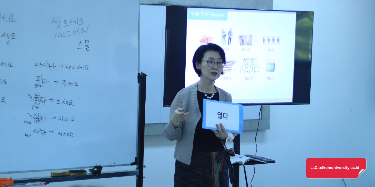 Instruktur King Sejong Institute Bandung 2 sedang mengajari cara menulis huruf Hangeul