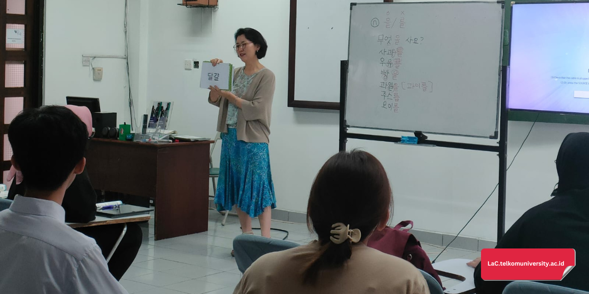 Mahasiswa belajar kosakata dan kalimat Korea yang sering digunakan di kelas bahasa Korea