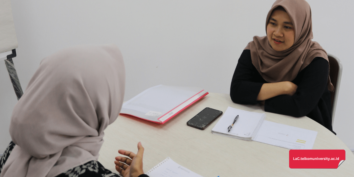 Tutor sedang melakukan diskusi dengan peserta kursus mengenai cara efektif menghadapi soal listening TOEIC