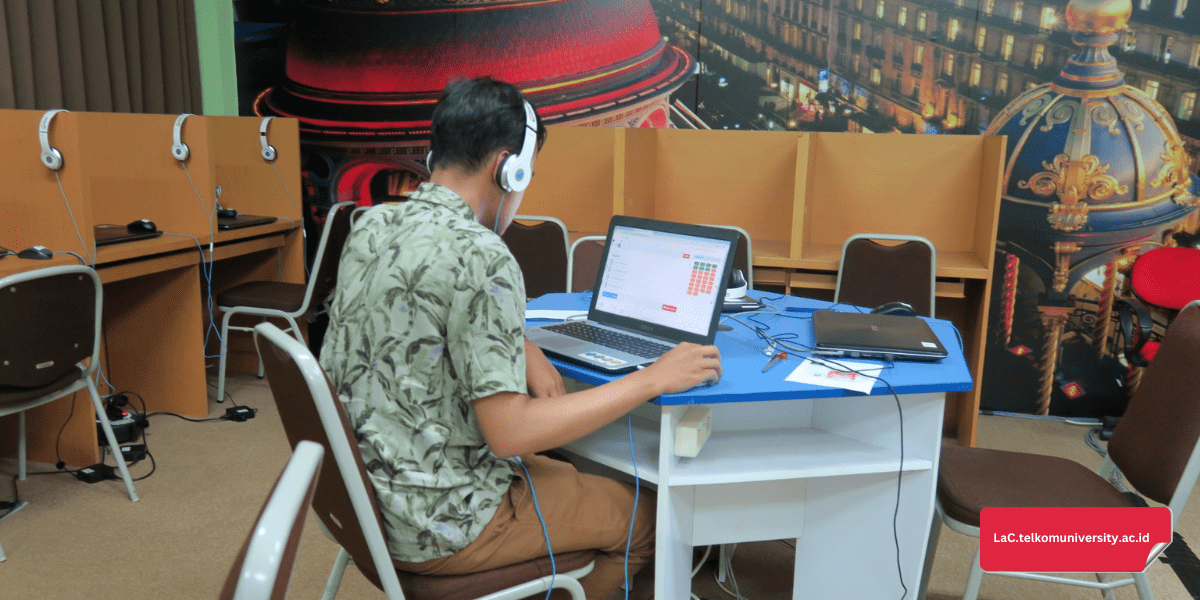Mahasiswa berlatih soal listening TOEIC menggunakan headphone dan komputer di ruang belajar