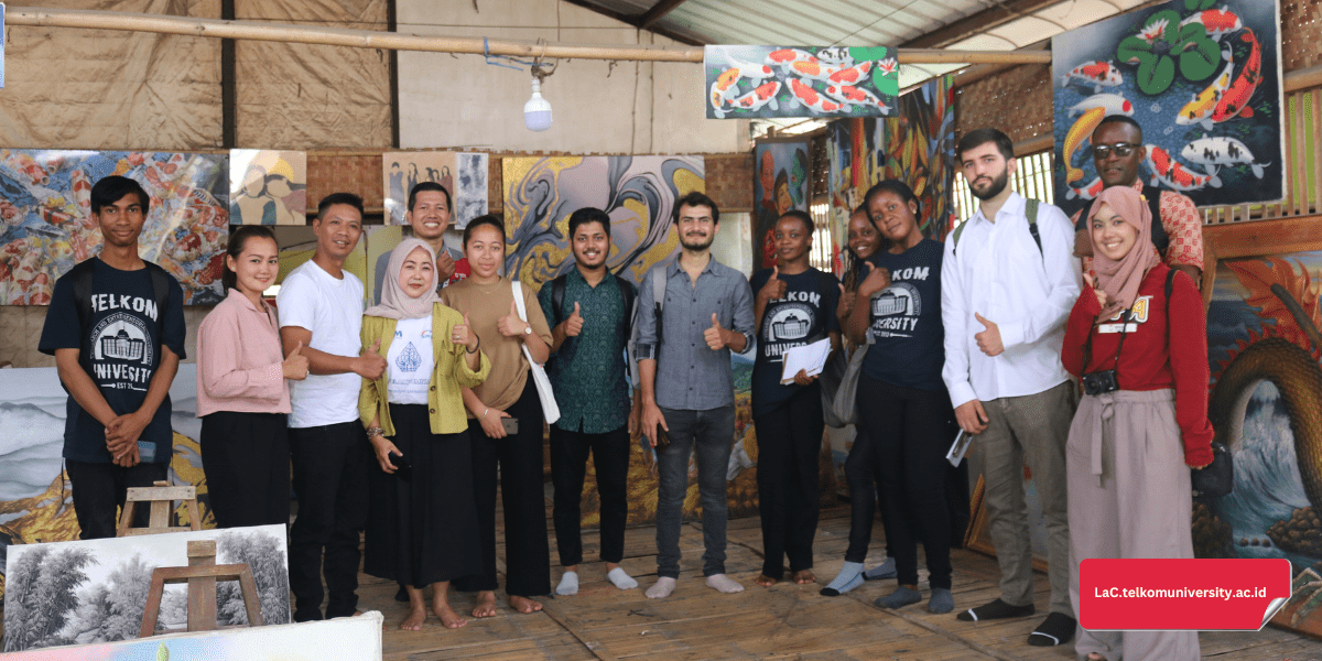 Mahasiswa internasional belajar bahasa Indonesia melalui kesenian tradisional