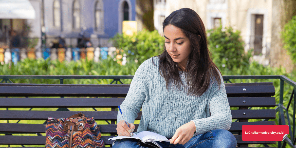 Mahasiswa sedang menulis beberapa strategi untuk Independent Writing Task