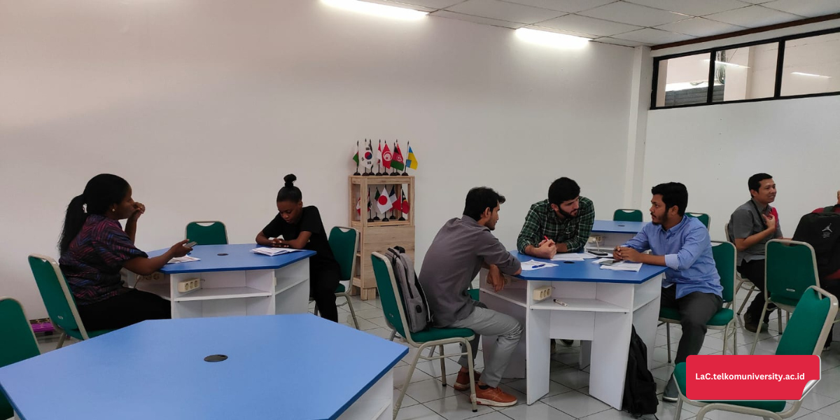 Peserta BIPA Academic Pusat Bahasa Telkom University praktik percakapan untuk mengenal kalimat aktif dan pasif