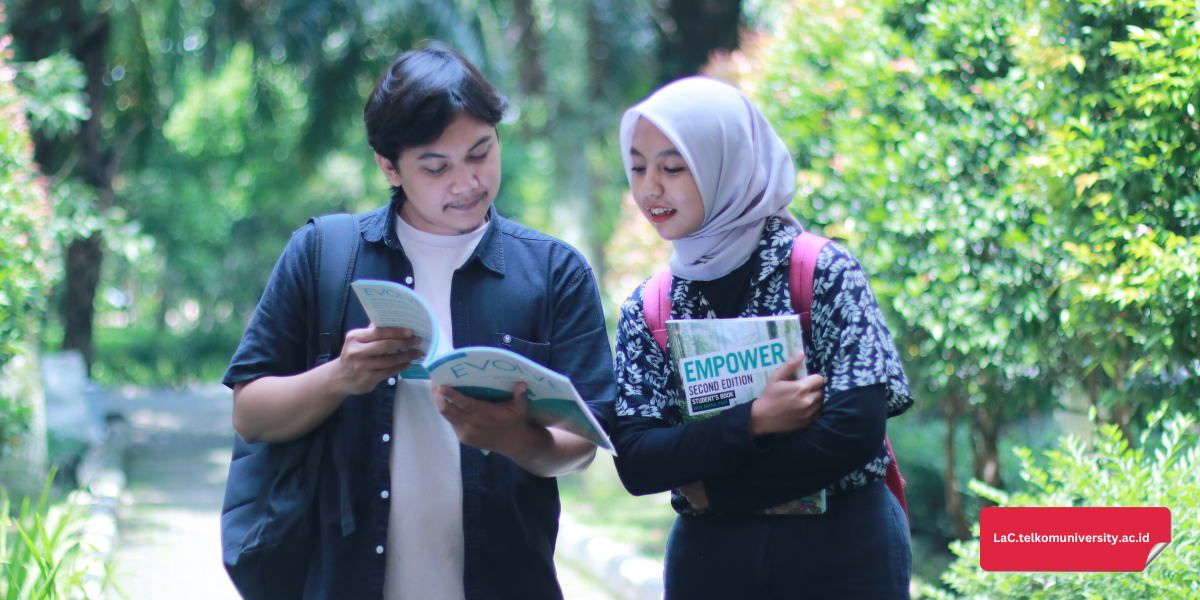 Peserta kursus English Conversation Pusat Bahasa Telkom University sedang berdiskusi