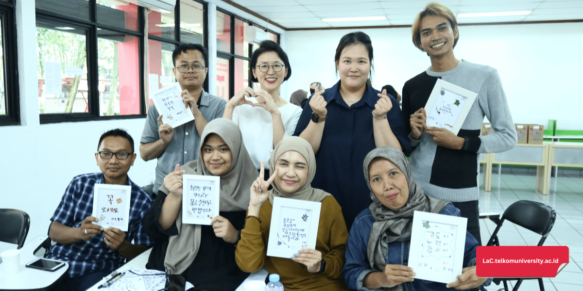 Peserta kursus bahasa Korea King Sejong Institute Bandung 2 membuat kaligrafi Hangeul