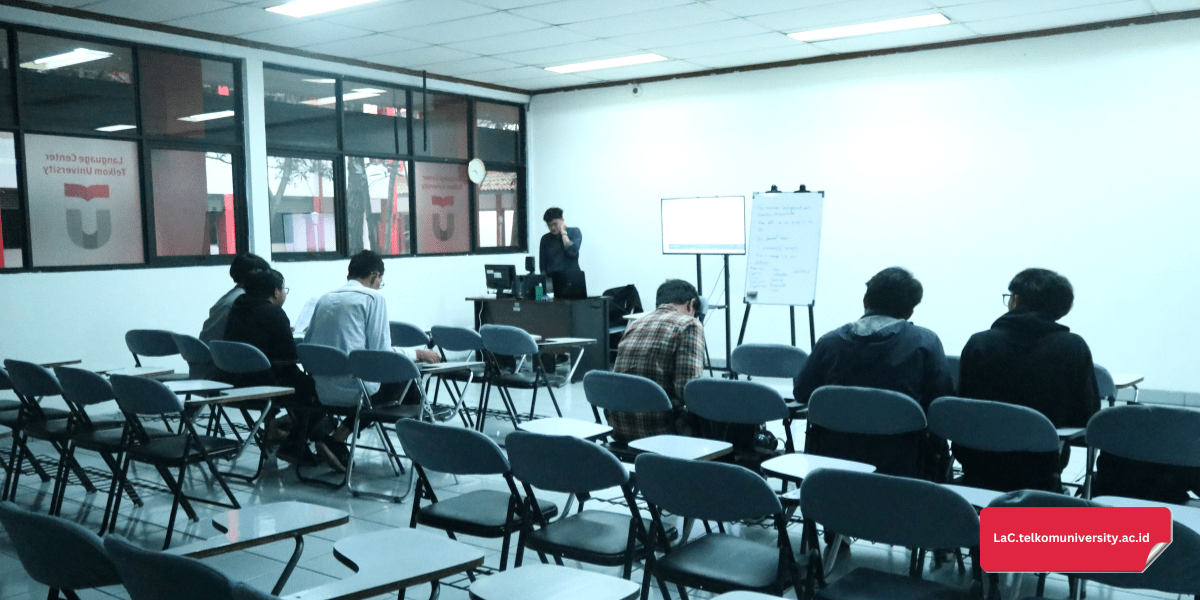 Suasana kelas kursus TOEIC Preparation di Pusat Bahasa Telkom University