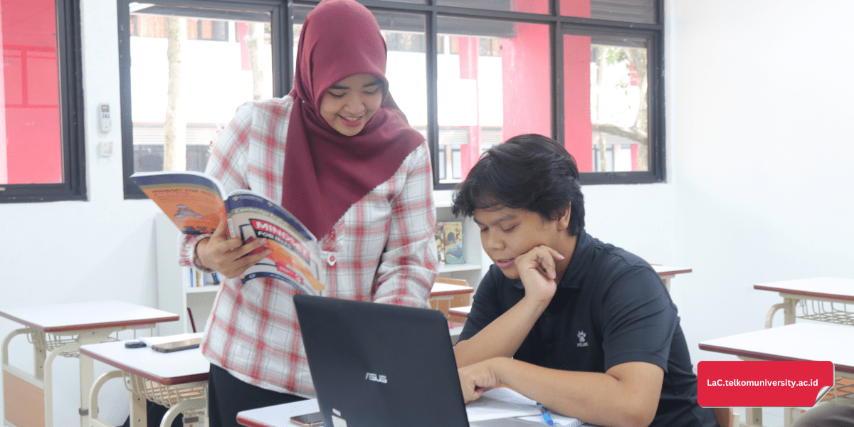 Instruktur kursus IELTS Preparation Pusat Bahasa Telkom University sedang menjelaskan perbedaan teknik skimming dan scanning