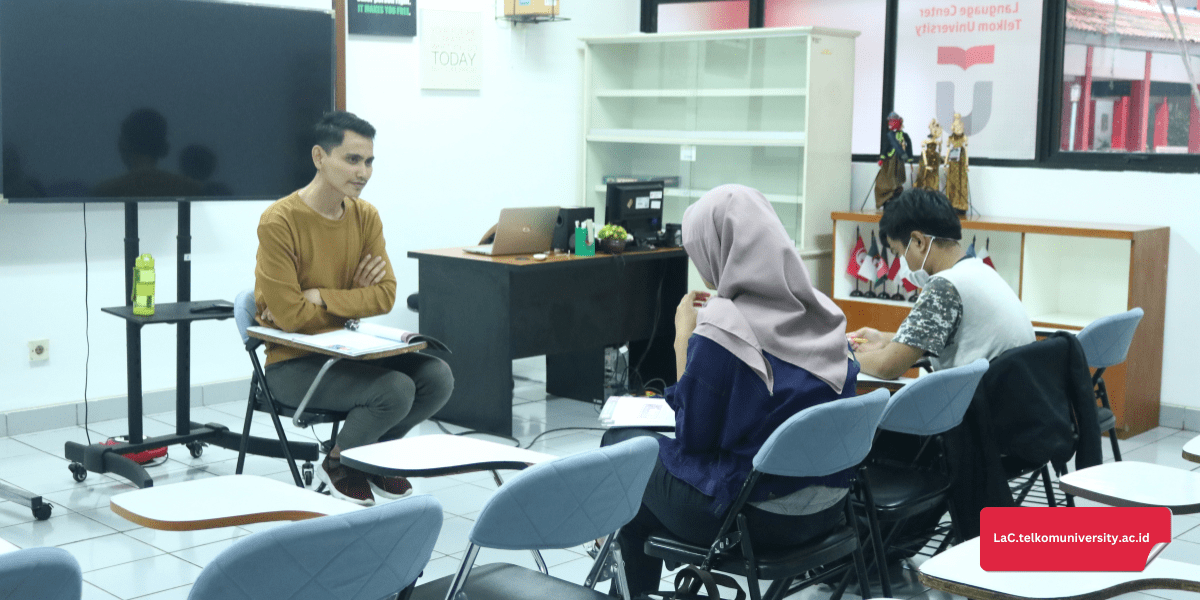 Kelas TOEIC Preparation di Pusat Bahasa Telkom University sedang berlangsung