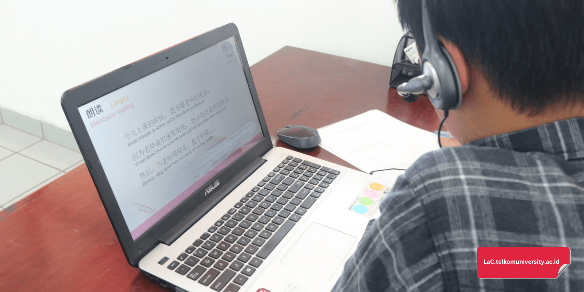 Mahasiswa sedang mengikuti kelas bahasa Mandarin daring di Pusat Bahasa Telkom University