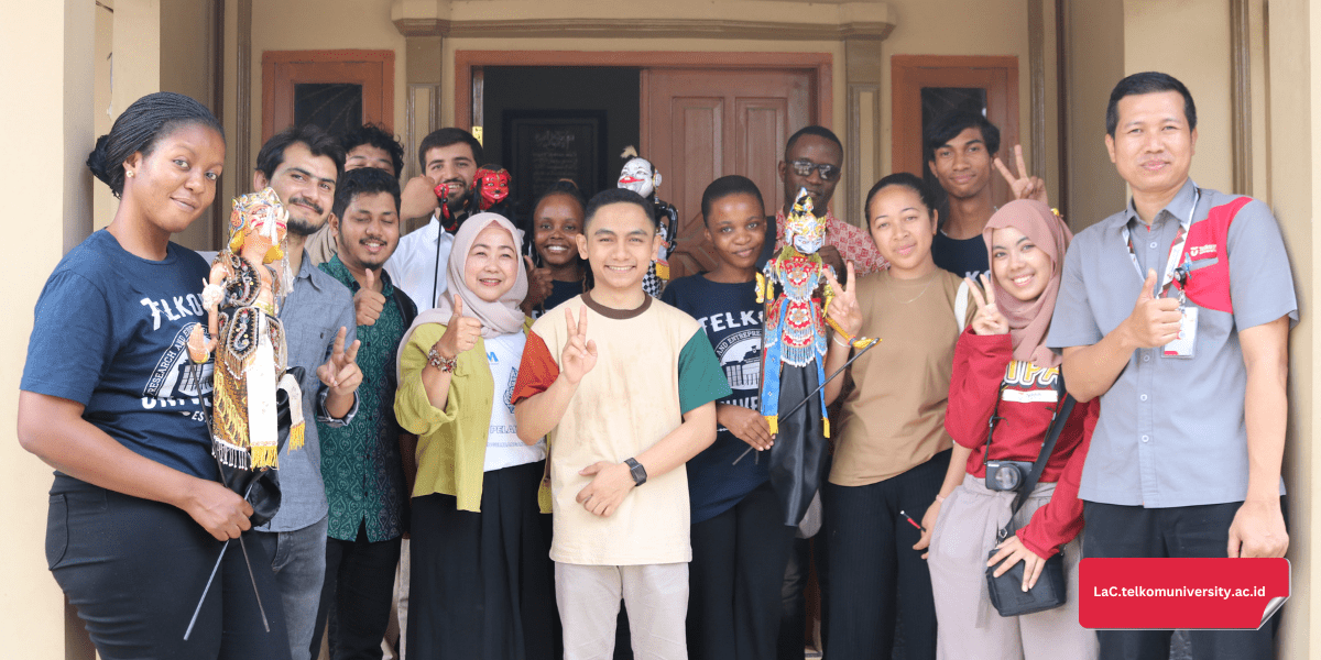 Peserta BIPA Pusat Bahasa Telkom University sedang belajar langsung bahasa Indonesia dengan mengeksplorasi budaya