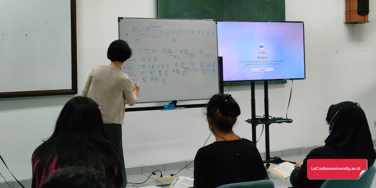 Peserta kursus bahasa Korea King Sejong Institute Bandung 2 berlatih menulis kosakata sederhana