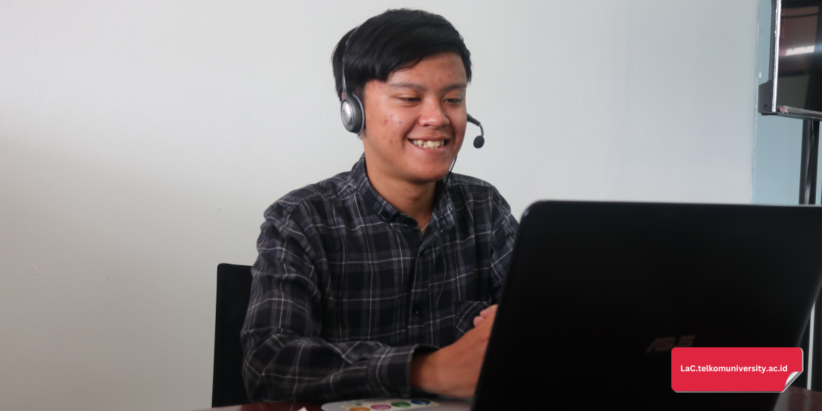 Peserta kursus bahasa Mandarin Pusat Bahasa Telkom University sedang berlatih percakapan bahasa Mandarin melalui aplikasi