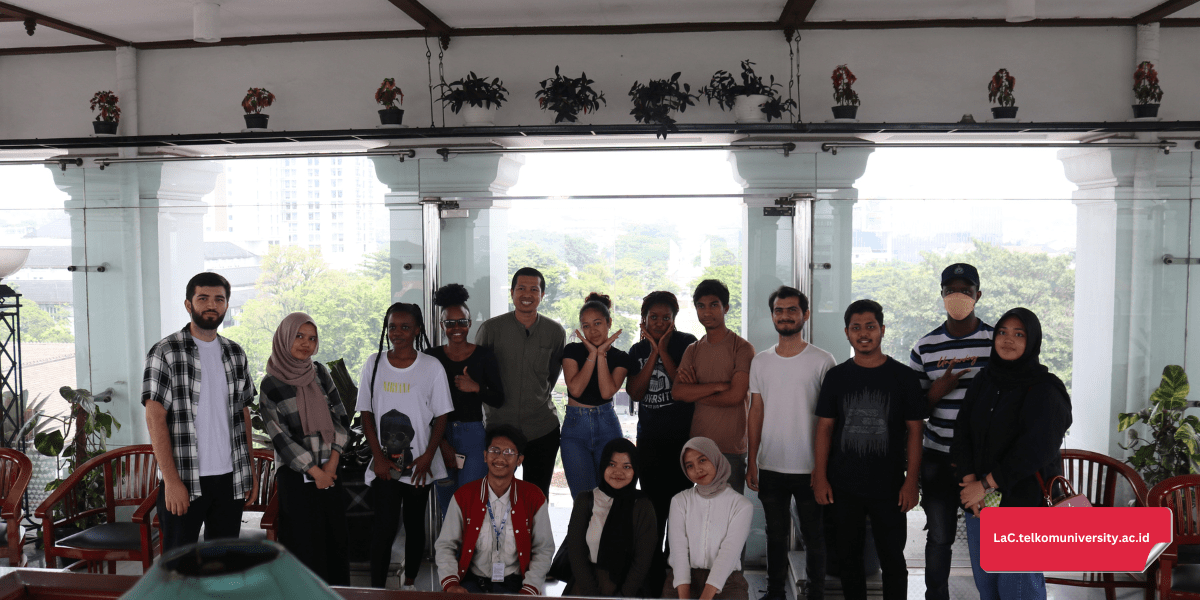 Peserta program BIPA Telkom University belajar budaya Indonesia melalui kegiatan interaktif