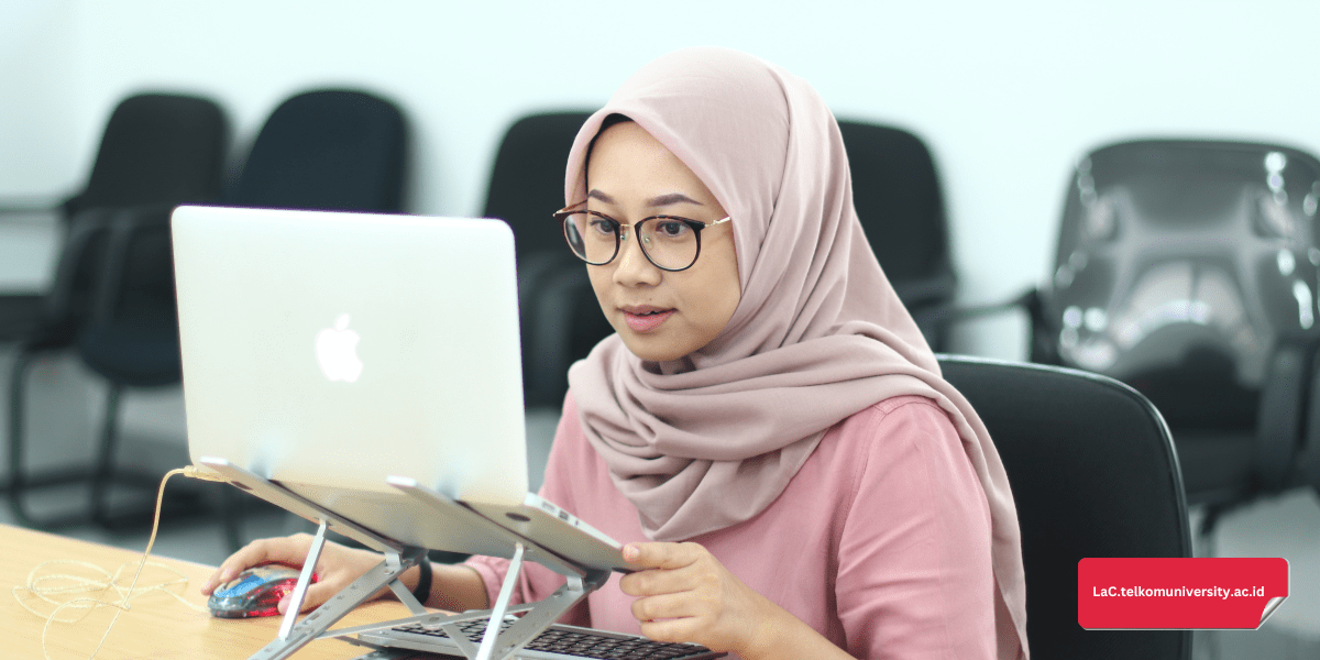 Peserta sedang mengikuti tes TOEIC resmi di Pusat Bahasa Telkom University