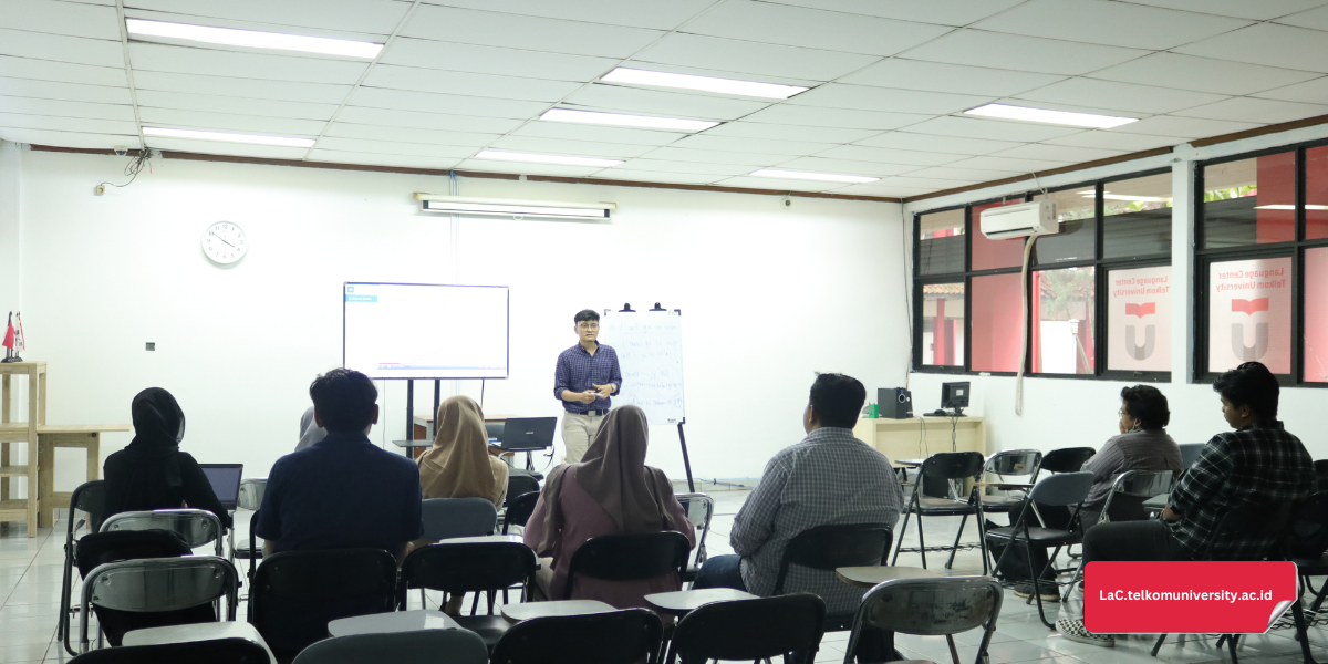 Sesi kursus luring General English di Pusat Bahasa Telkom University dengan pengajar berpengalaman dan peserta aktif berdiskusi
