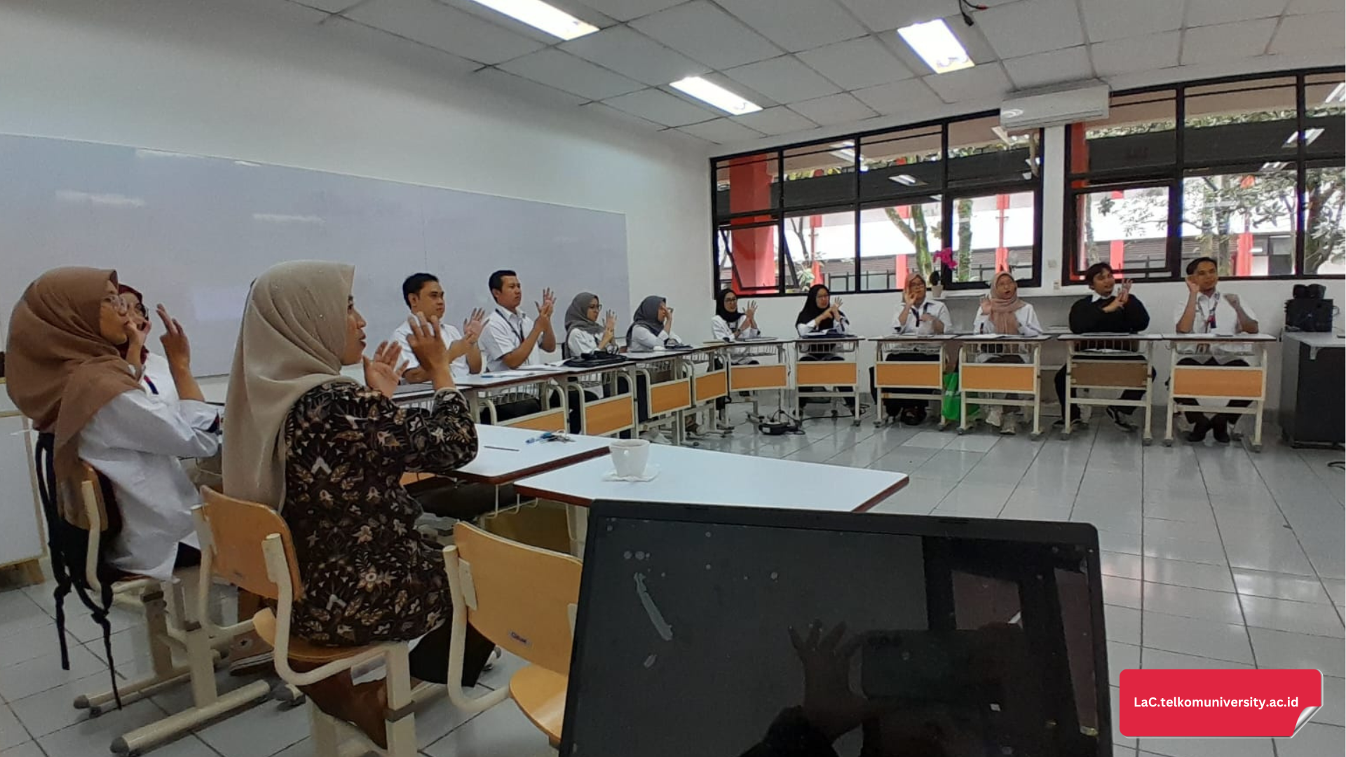 Pelaksanaan kelas Bisindo tingkat 1 secara luring dan daring