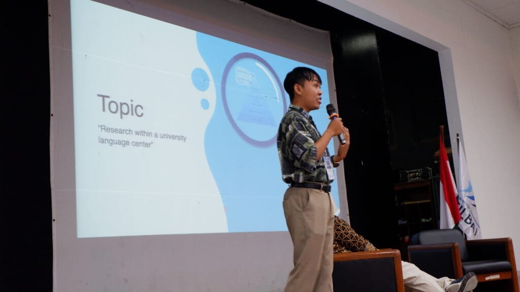 Seminar 1 oleh Bapak Jepri Ali Saiful, Ph.D., Kepala Pusat Bahasa Universitas Muhammadiyah Surabaya