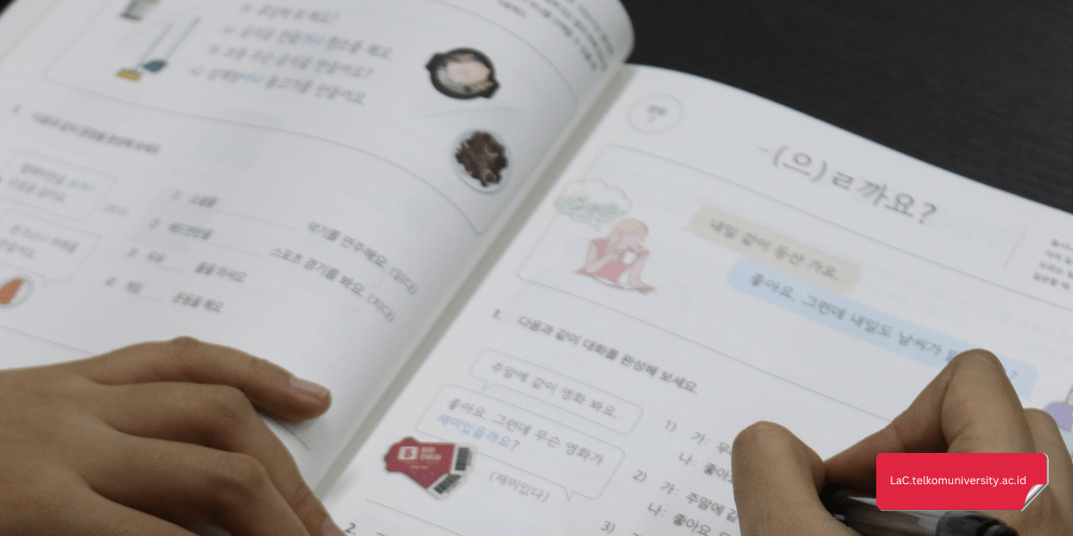 Ilustrasi mahasiswa sedang belajar tata bahasa Korea dasar dengan buku di perpustakaan