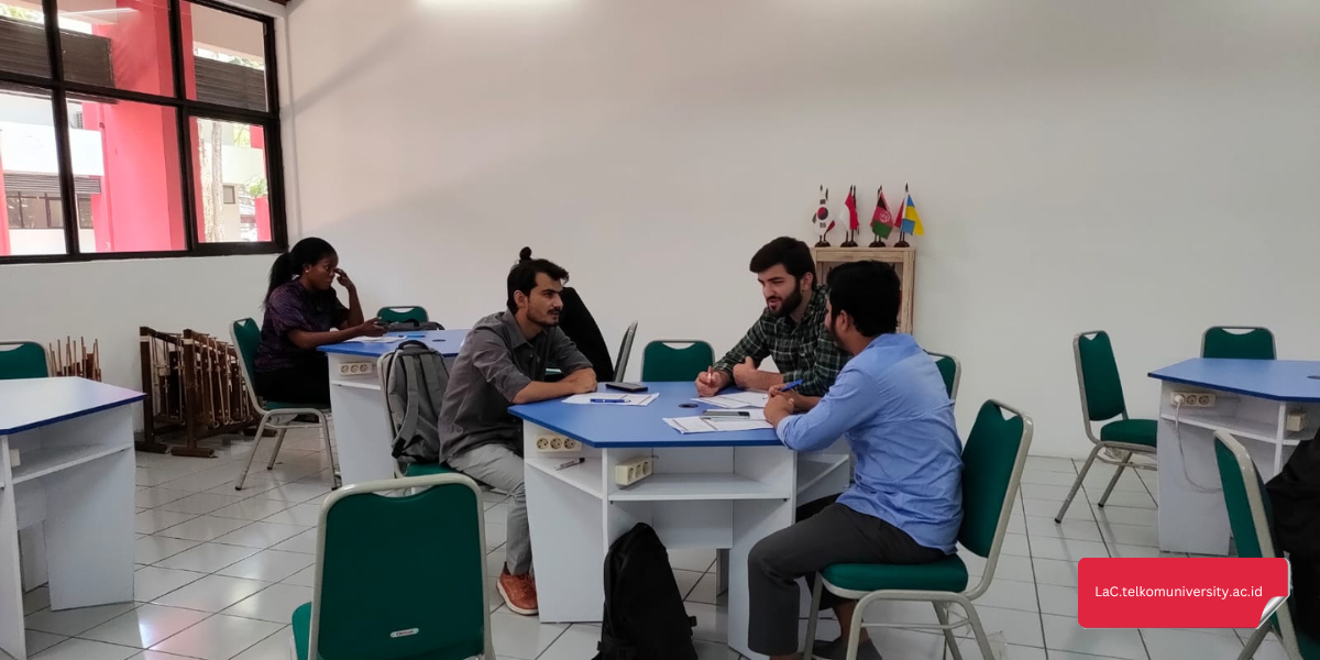 Mahasiswa asing berlatih percakapan sehari-hari bahasa Indonesia bersama teman lokal di kampus