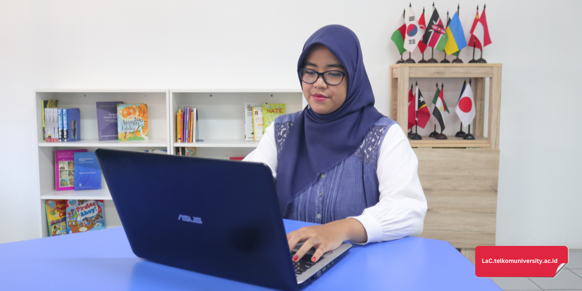 Mahasiswa menggunakan aplikasi di laptop untuk belajar bahasa Mandarin