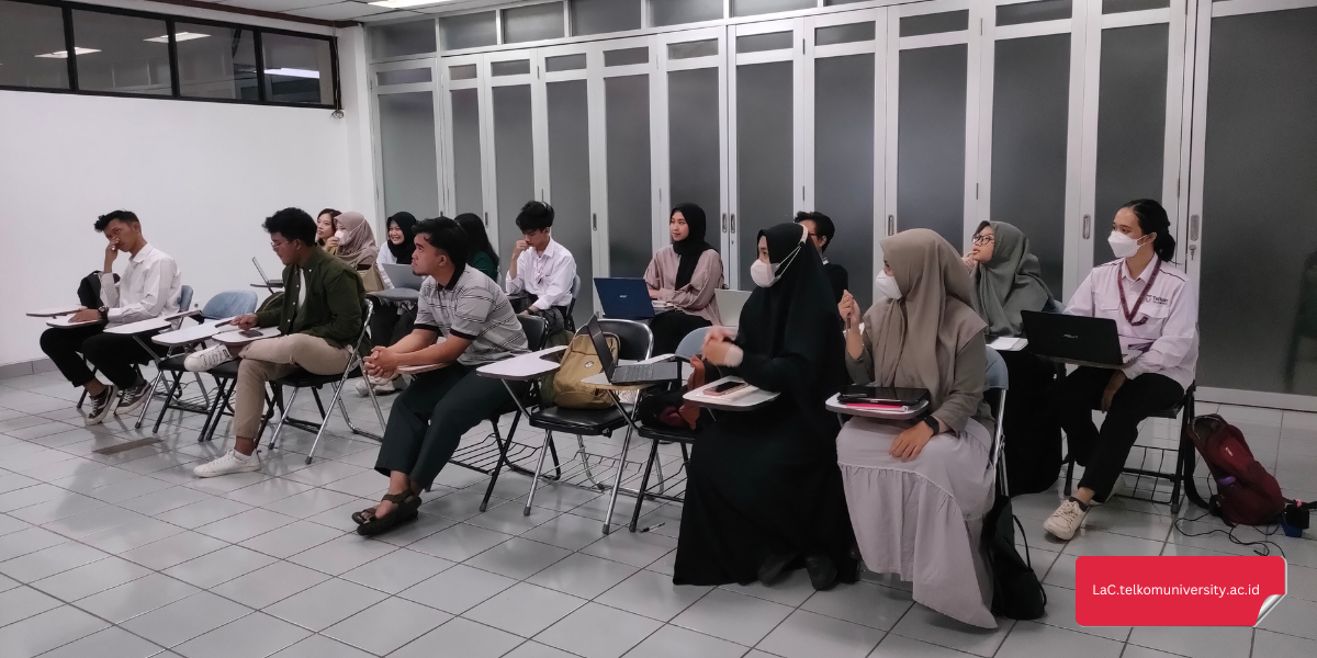 Mahasiswa sedang belajar TOEIC dengan buku dan laptop di ruang kelas