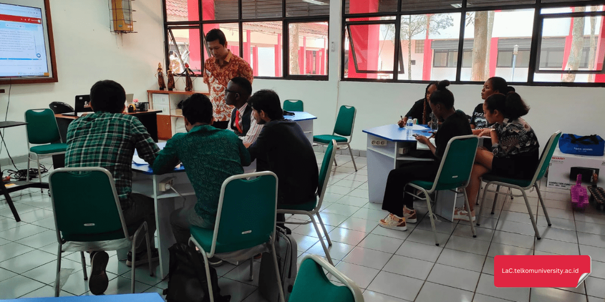 Instruktur BIPA Pusat Bahasa Telkom University mengajar bahasa Indonesia bagi penutur asing dalam kelas luring