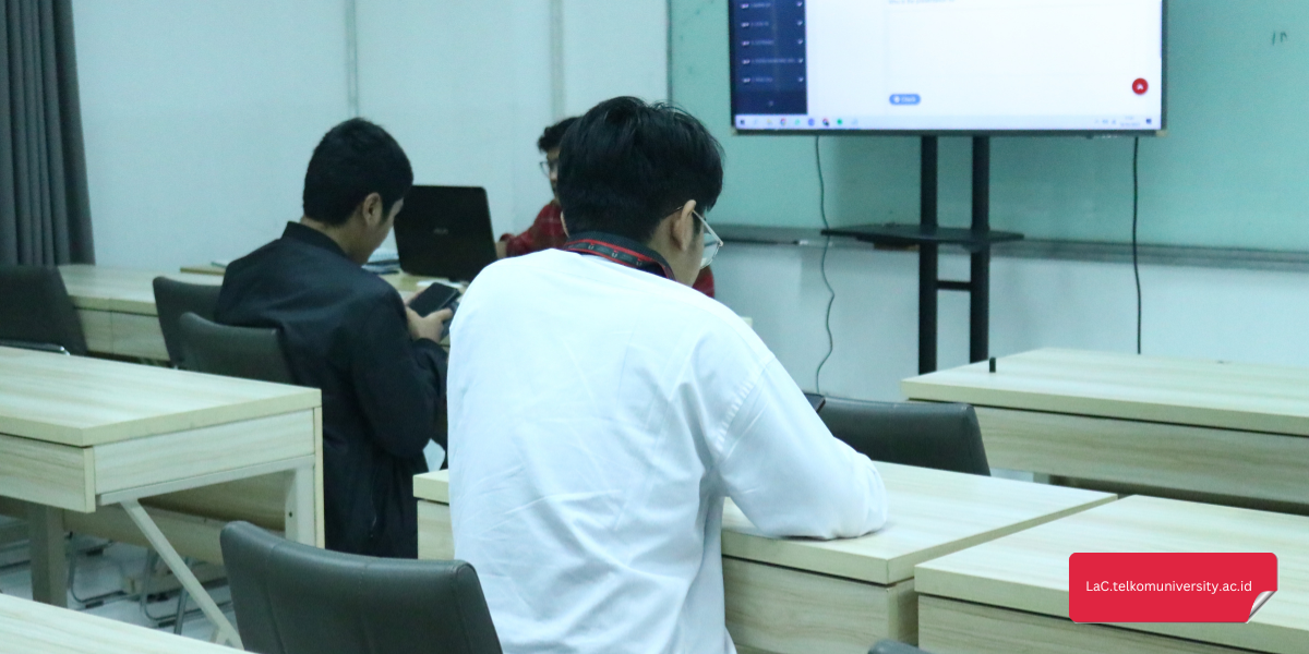 Mahasiswa sedang diberitahu instruktur kursus cara mengecek keaslian sertifikat TOEFL ITP yang dikeluarkan lembaga ETS