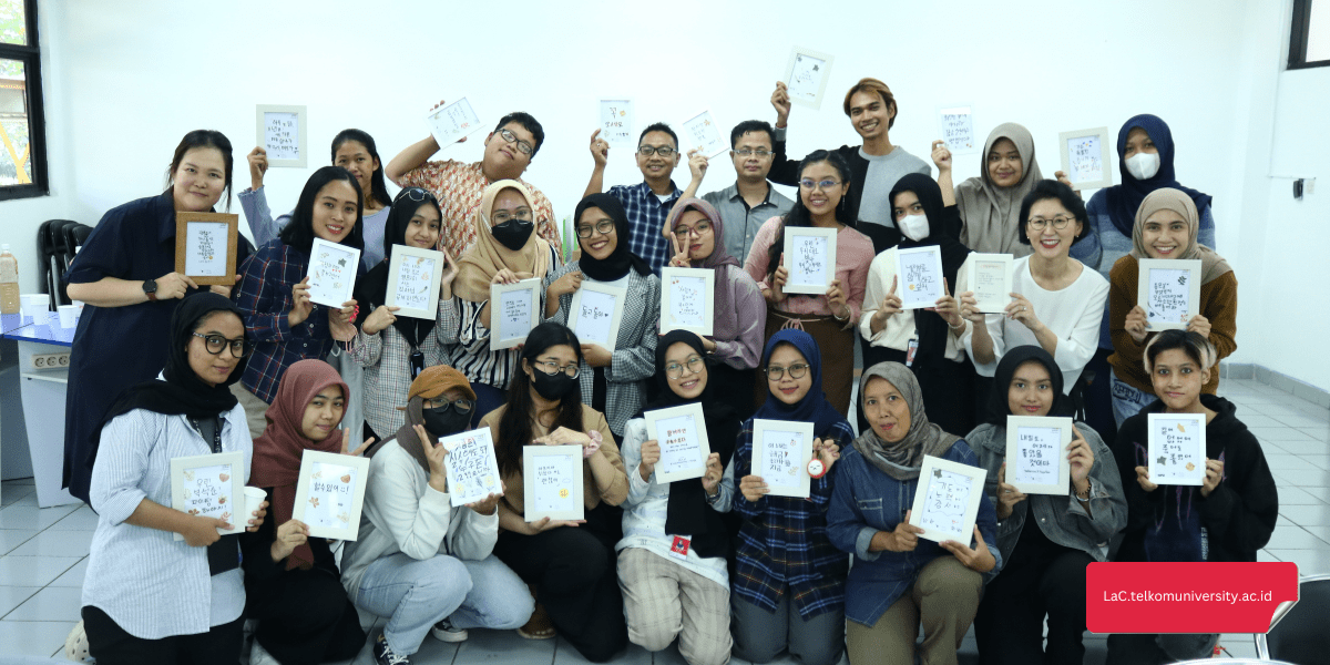 Peserta King Sejong Institute Bandung 2 membuat kaligrafi korea pola kalimat dasar bahasa Korea