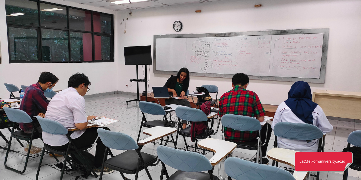 Peserta kursus TOEIC Preparation Telkom University mendapat bimbingan instruktur