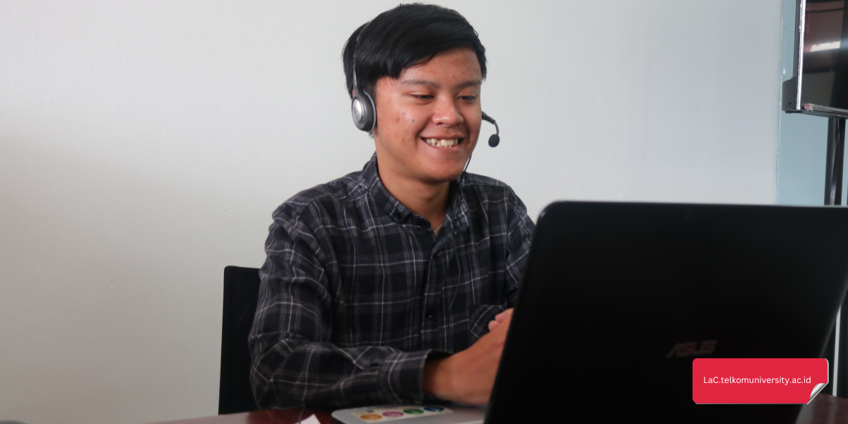 Peserta kursus daring bahasa Mandarin dasar Pusat Bahasa Telkom University sedang praktik dialog bersama instruktur