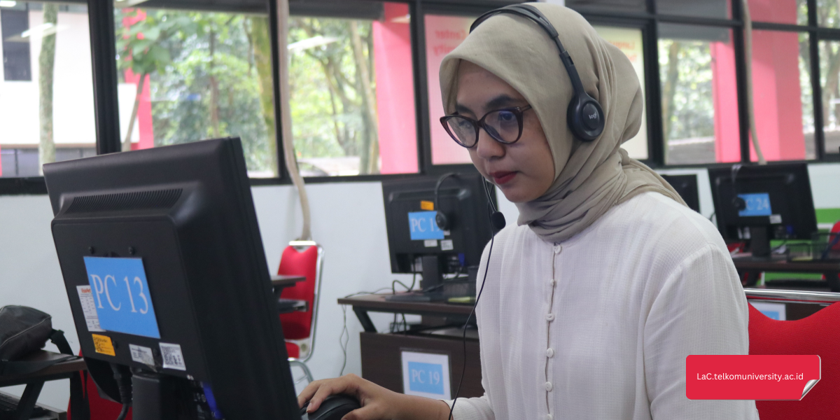 Simulasi ujian TOEFL iBT dengan headphone dan komputer di ruang ujian resmi