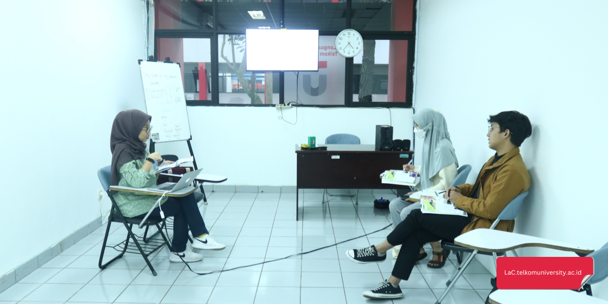 Dua mahasiswa sedang mengikuti kursus TOEIC Preparation luring di Pusat Bahasa Telkom University