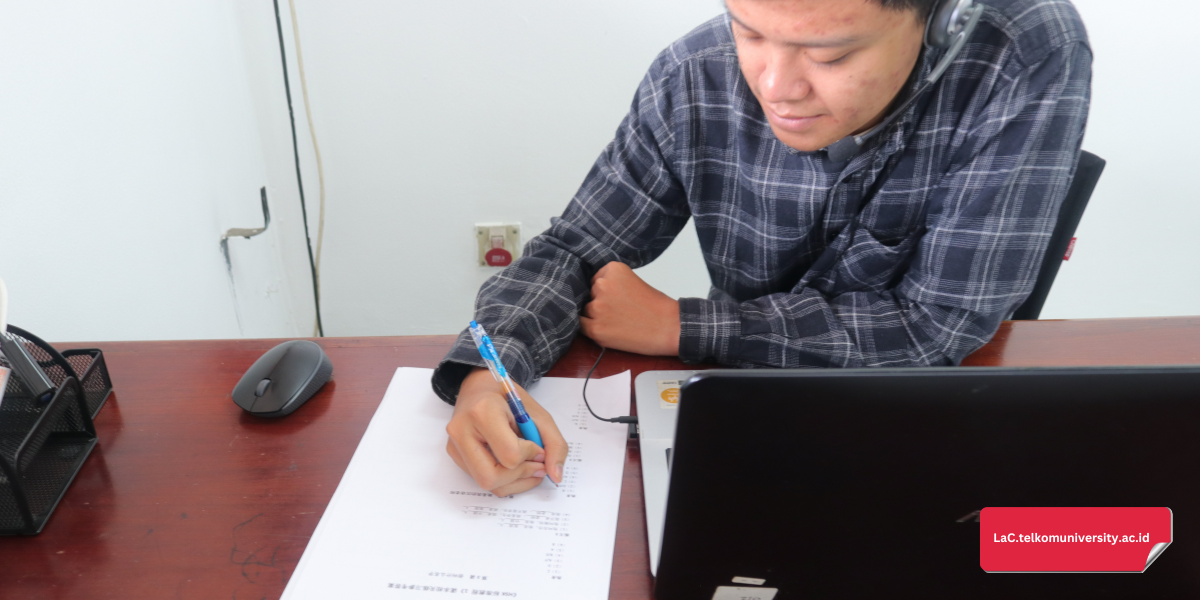 Ilustrasi mahasiswa mencatat aksara Han dalam kelas bahasa Mandarin online Pusat Bahasa Telkom University