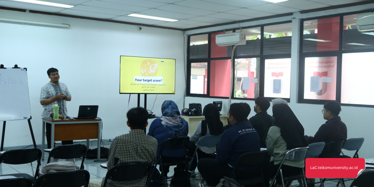 Instruktur memberi tips strategi menghadapi TOEFL iBT di kelas persiapan TOEFL iBT Pusat Bahasa Telkom University