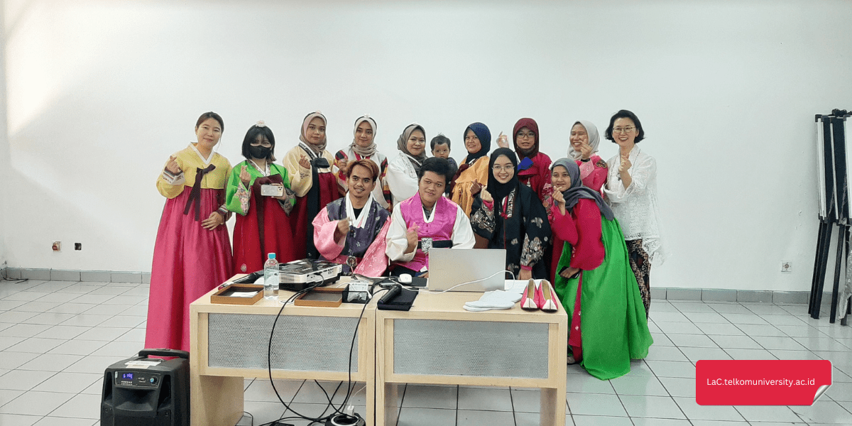 Kegiatan kursus bahasa Korea di King Sejong Institute Bandung 2 dengan pengajar native speaker menggunakan baju tradisional Hanbok