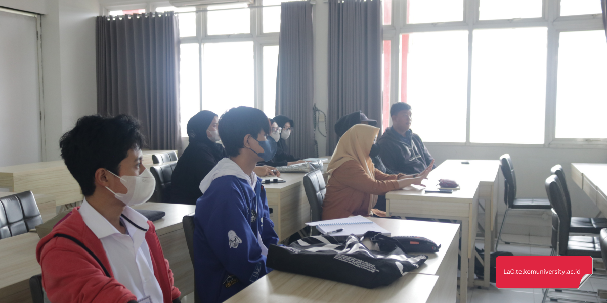 Kelas kursus bahasa Inggris di Pusat Bahasa Telkom University sedang mempelajari tenses