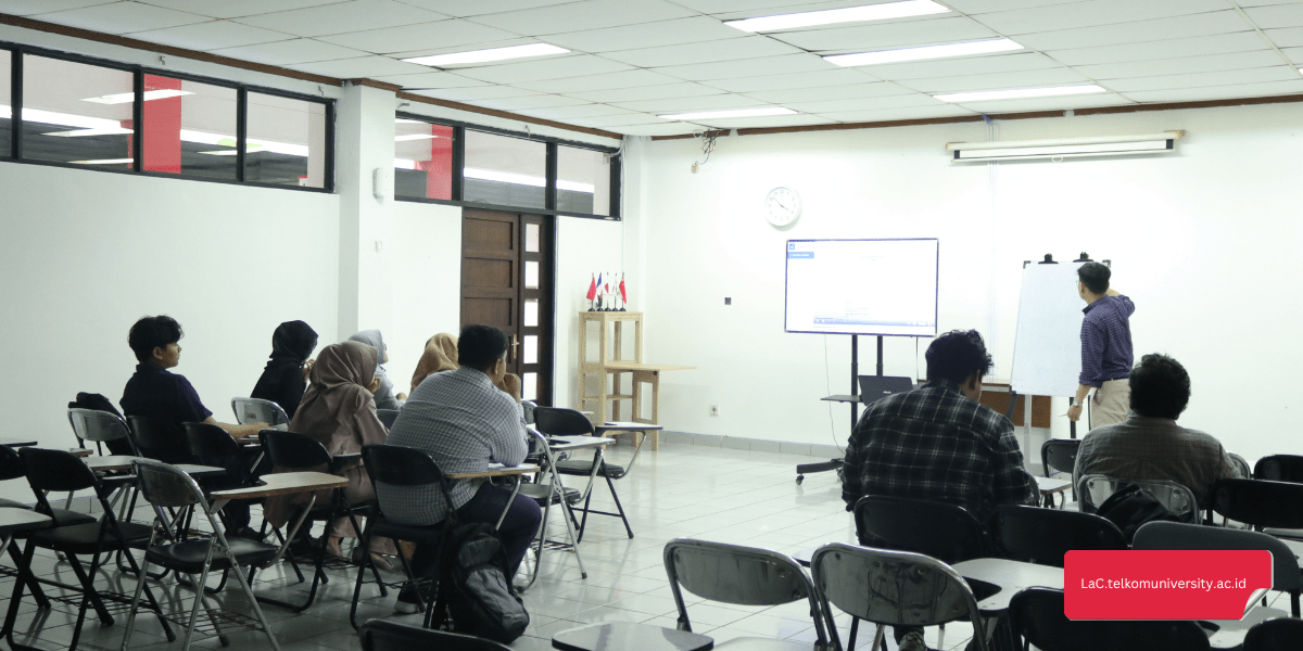 Kursus bahasa Inggris Pusat Bahasa Telkom University sedang berlangsung
