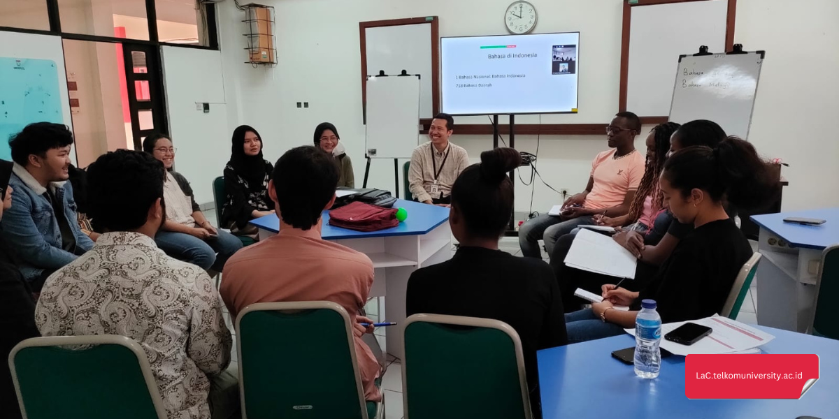 Peserta kursus BIPA Pusat Bahasa Telkom University sedang belajar kosakata bahasa Indonesia sehari-hari melalui diskusi