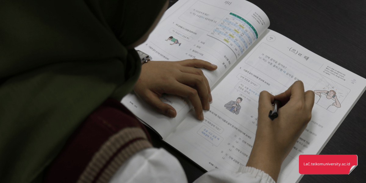 Peserta kursus bahasa Korea King Sejong Institute Bandung 2 sedang belajar dengan buku dan materi kursus