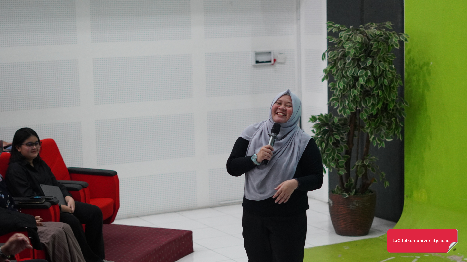 Sambutan dari Direktur Pascasarjana dan Advance Learning, Ibu Idola Perdini Putri, Ph.D