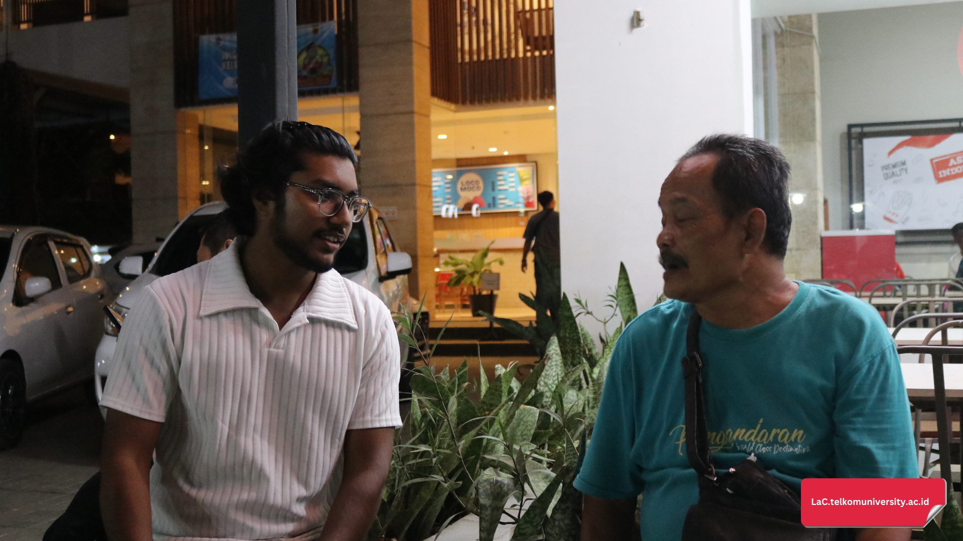 Mahasiswa BIPA mewawancarai penduduk lokal untuk kebutuhan mini riset