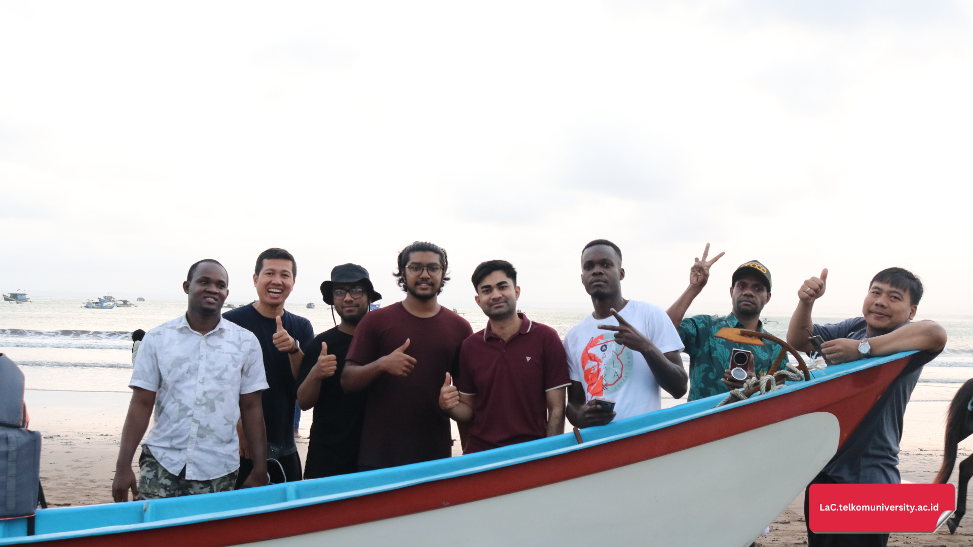 Mahasiswa BIPA mengeksplorasi pantai Pangandaran