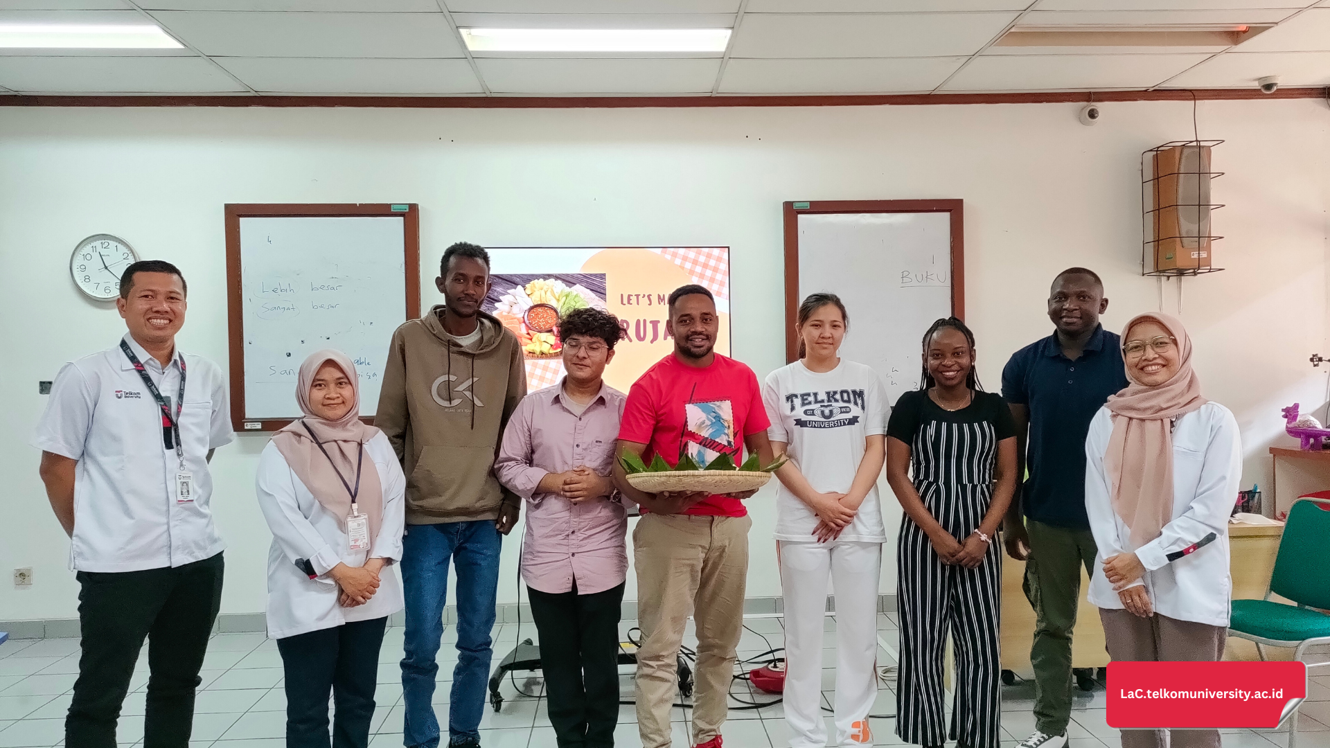 Kegiatan orientasi BIPA membuat rujak dan mengenal buah