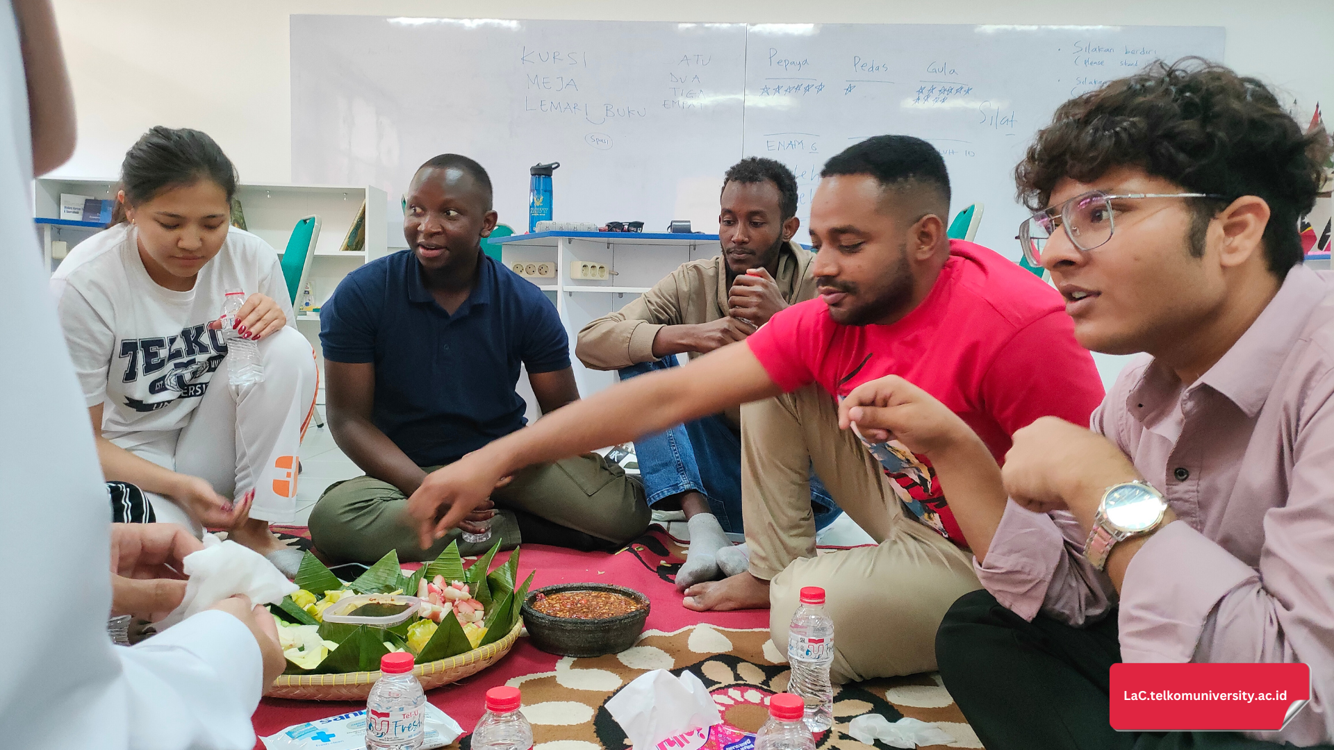 Kegiatan orientasi BIPA membuat rujak dan mengenal buah 2